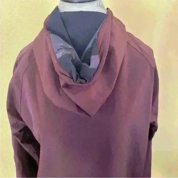 Thirty Two-"4TS REVERT HOODED PULLOVER"
Maroon With Gray Camo Men's Medium EUC! - Picture 5 of 12